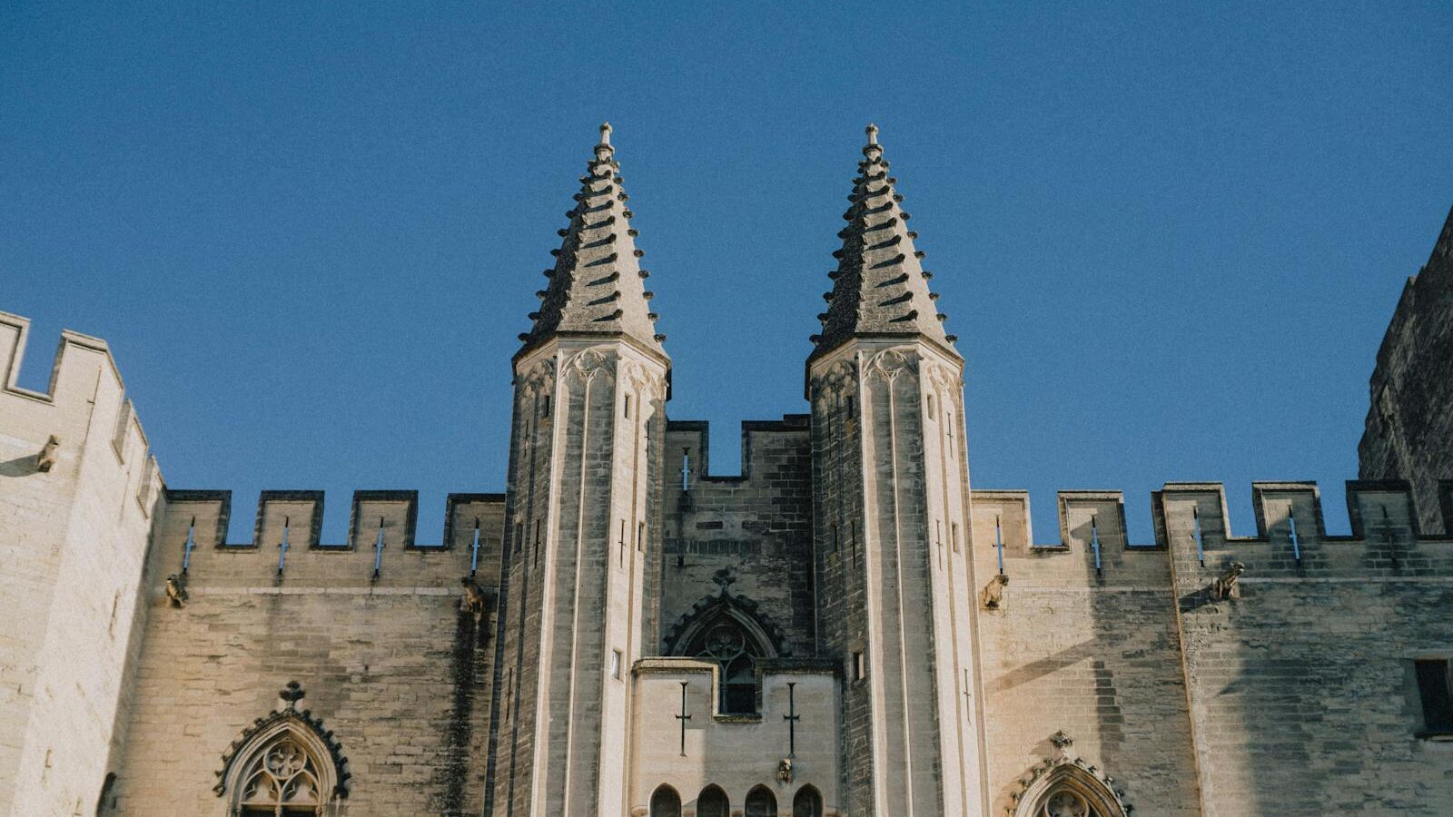 Les 3 Clés vous propose un service de conciergerie en Avignon, aux portes du Palais des Papes, du Gard, du Vaucluse et du Luberon